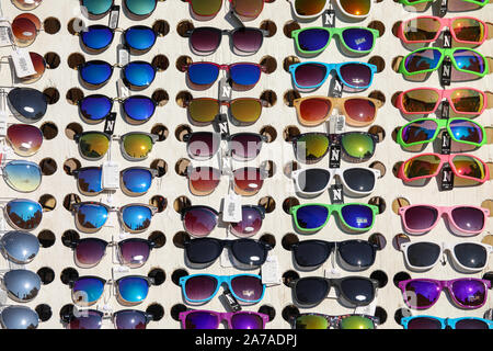 Lunettes de soleil à vendre par vendeur de rue Banque D'Images