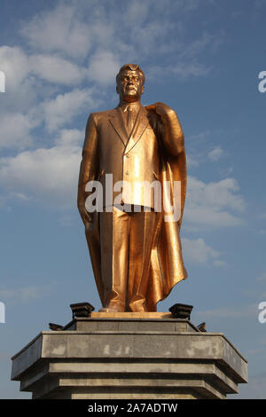 Statue en or de l'ancien président Saparmurat Niyazov au Monument de l'indépendance à Achgabat Banque D'Images