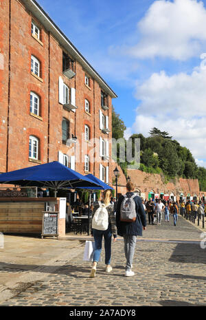 Sur le front de bar et pizzeria dans les voûtes en briques du 19e siècle les entrepôts, à l'automne, le soleil de Quayside à Exeter, Devon, UK Banque D'Images