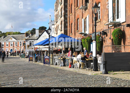 Sur le front de bar et pizzeria dans les voûtes en briques du 19e siècle les entrepôts, à l'automne, le soleil de Quayside à Exeter, Devon, UK Banque D'Images