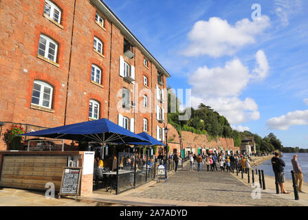 Sur le front de bar et pizzeria dans les voûtes en briques du 19e siècle les entrepôts, à l'automne, le soleil de Quayside à Exeter, Devon, UK Banque D'Images