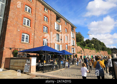 Sur le front de bar et pizzeria dans les voûtes en briques du 19e siècle les entrepôts, à l'automne, le soleil de Quayside à Exeter, Devon, UK Banque D'Images