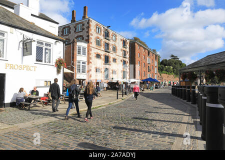 Soleil d'automne sur les restaurants sur le quai historique, à Exeter, Devon, UK Banque D'Images