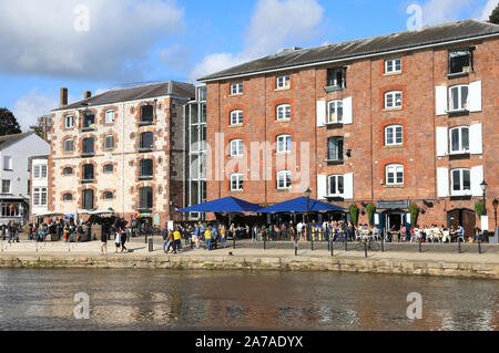 Soleil d'automne sur les restaurants sur le quai historique, à Exeter, Devon, UK Banque D'Images