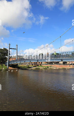 Soleil d'automne sur Cricklepit Le Pont de la rivière Exe, près du centre historique de Quayside à Exeter dans le Devon, UK Banque D'Images