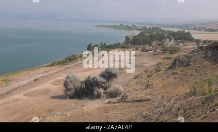 Enginers de 4M avec l'inspection d'équipement de protection de la défense une vieille république minefield juste avant d'effacer les mines sur Gofra beach dans la mer de Galilée, Israël Banque D'Images