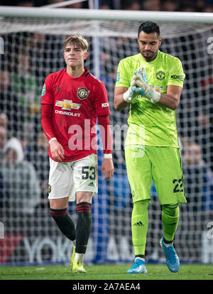 Londres, Royaume-Uni. 30Th Oct, 2019. Brandon Williams (à gauche) & gardien Sergio Romero de Man Utd à plein temps au cours de la ronde de la Coupe du buffle 16 match entre Chelsea et Manchester United à Stamford Bridge, Londres, Angleterre le 30 octobre 2019. Photo par Andy Rowland. Credit : premier Media Images/Alamy Live News Banque D'Images