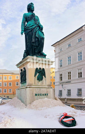 Monument de Mozart sur la place Mozartplatz Vieille ville de Salzbourg Banque D'Images