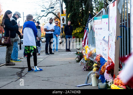 Pittsburgh, USA. 27 Oct, 2019. Fleurs vu à la memorial.Un an après la fusillade à l'arbre de vie dans la synagogue Squirrel Hill, Pittsburgh, PA, beaucoup revenir à la synagogue pour rendre un dernier hommage. Crédit : Aaron Jackendoff SOPA/Images/ZUMA/Alamy Fil Live News Banque D'Images