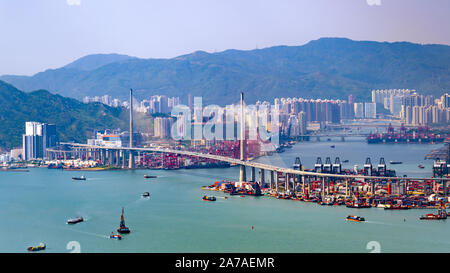 Vue sur l'horizon de jour des tailleurs de pont et de terminaux à conteneurs à Hong Kong depuis le pic Banque D'Images