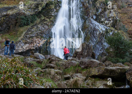 POWERSCOURT WATERFALL, Wicklow, DUBLIN, IRLANDE - 4 avril, 2015:Les touristes appréciant cascade dans l'Irlande Wicklow Banque D'Images