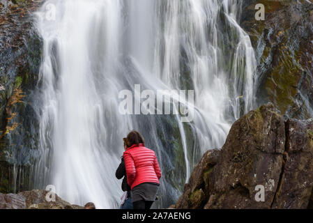 POWERSCOURT WATERFALL, Wicklow, DUBLIN, IRLANDE - 4 avril, 2015 : 121 mètres de haut sur la rivière Cascade près de Dargle Enniskerry, dans le comté de Wicklow, Irlande Banque D'Images