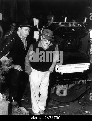 JOHN WAYNE en costume comme General Sherman avec réalisateur John Ford sur le plateau pendant le tournage, franche partie de la GUERRE DE LA CONQUÊTE DE L'OUEST 1962 administration John Ford Henry Hathaway et George Marshall Cinerama Productions Corp. / Metro Goldwyn Mayer Banque D'Images