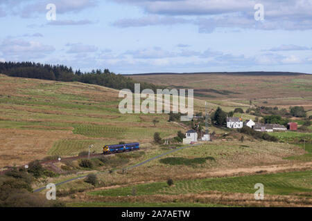 Glenwhilly (au sud de Barrhill, Ayrshire, Scotland - Stranraer ligne de chemin de fer ligne) Abellio Scotrail class 156 train 156457 sprinter en direction du sud Banque D'Images