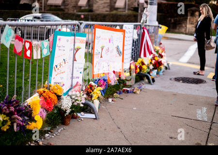 Pittsburgh, USA. 27 Oct, 2019. Fleurs vu à la memorial.Un an après la fusillade à l'arbre de vie dans la synagogue Squirrel Hill, Pittsburgh, PA, beaucoup revenir à la synagogue pour rendre un dernier hommage. Crédit : Aaron Jackendoff SOPA/Images/ZUMA/Alamy Fil Live News Banque D'Images