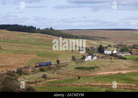 Glenwhilly (au sud de Barrhill, Ayrshire, Scotland - Stranraer ligne de chemin de fer ligne) Abellio Scotrail class 156 train 156457 sprinter en direction du sud Banque D'Images