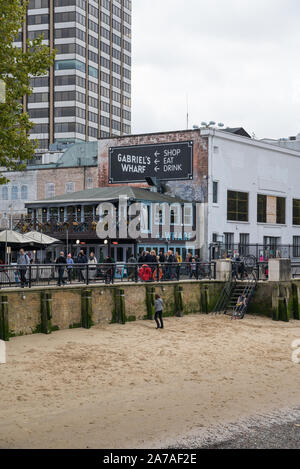 Les gens dehors et environ sur un week-end à Gabriel's Wharf sur le South Bank, Londres, Angleterre, Royaume-Uni Banque D'Images