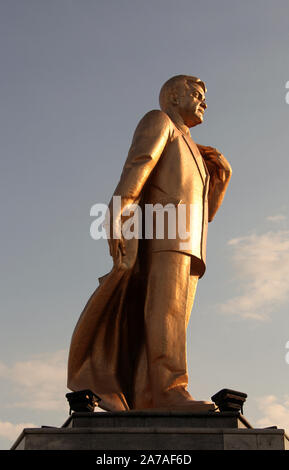 Statue en or de l'ancien président Saparmurat Niyazov au Monument de l'indépendance à Achgabat Banque D'Images