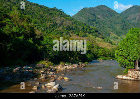 Rivière Macaé à Arraial do Sana, un lieu qui attire les amoureux de la nature et aventure, Rio de Janeiro, Brésil Banque D'Images