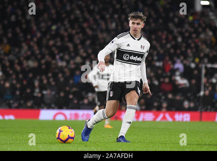 Londres, ANGLETERRE - 15 décembre 2018 : Tom Cairney de Fulham en photo au cours de la Premier League 2018/19 match entre FC Fulham FC et West Ham United à Craven Cottage. Banque D'Images