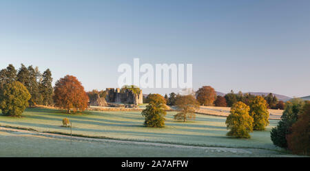 Soleil du matin s'allume Kildrummy Château et arbres dans les champs environnants sur un matin d'automne Banque D'Images