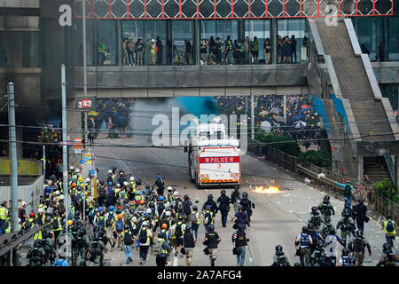 La police anti-émeute de Hong Kong en faveur des frais de la démocratie au cours de la violence après mars pro-démocratie à Hong Kong Banque D'Images