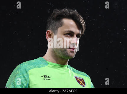 Londres, ANGLETERRE - 15 décembre 2018 : Lukasz Fabianski de West Ham en photo au cours de la Premier League 2018/19 match entre FC Fulham et West Ham United à Craven Cottage. Banque D'Images