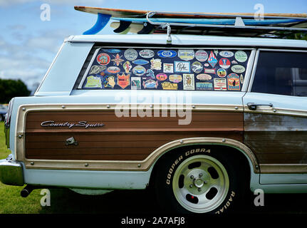 Ford Country Squire American Station Wagon avec planche de surf et autocollants et logos de surf Banque D'Images