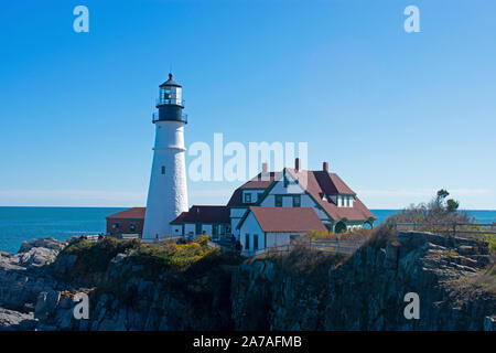 Portland Head Lighthouse toit rouge avec une lumière blanche tower vue d'une barre rocheuse à Fort Williams Park à Cape Elizabeth, Maine -07 Banque D'Images