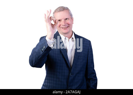 Un homme âgé dans un costume bon signe. Isolé sur un fond blanc. Banque D'Images