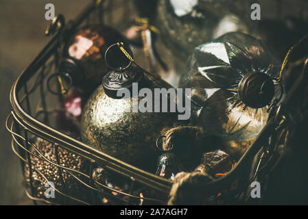 Noël ou Nouvel An décorations de Noël boules dans le panier en cuivre Banque D'Images
