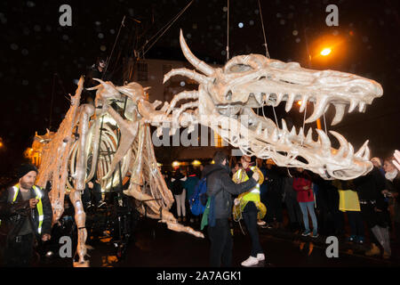 La ville de Cork, Cork, Irlande. 31 octobre, 2019. Des milliers de personnes se sont rendues à voir l'assemblée annuelle de dragon Parade Shandon, car il est dans les rues de Cork qui marque l'ancienne fête celtique de Samhain. Crédit ; David Creedon / Alamy Live News Banque D'Images