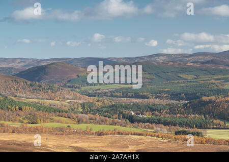 Une vue panoramique sur Royal Deeside dans le Parc National de Cairngorms avec le château de Balmoral et Église Crathie visible au-dessus des arbres Banque D'Images