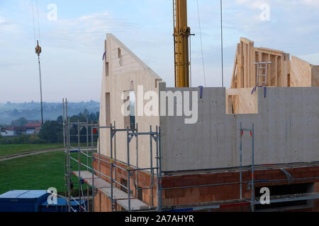 Framehouse avec murs en bois massif est en cours de construction sur les briques Banque D'Images