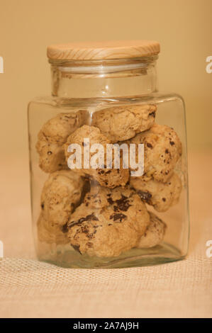 Des biscuits aux pépites de chocolat dans un pot Banque D'Images