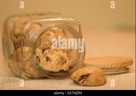 Des biscuits aux pépites de chocolat dans un pot Banque D'Images