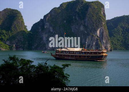 Belle Baie d'Halong au Vietnam Banque D'Images