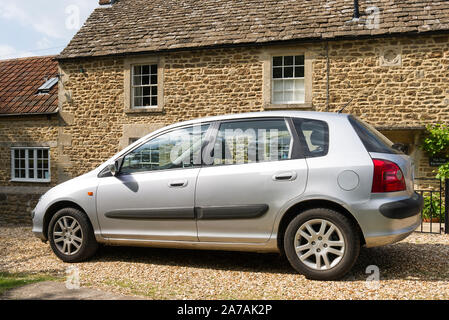 Une Honda Civic bicorps parking construit en 2002 dans le Wiltshire England UK Banque D'Images