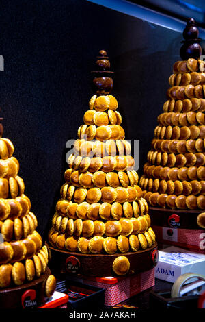 Une tour de macarons de la Maison Adam Basque à Biarritz, France Banque D'Images