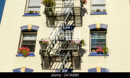 SAN FRANCISCO, CA, États-Unis d'Amérique - 27 octobre, 2017 : escalier de secours incendie sur un bâtiment à san francisco Banque D'Images
