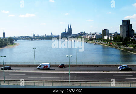 Vue de la ville de Cologne avec la cathédrale vue depuis le téléphérique Banque D'Images