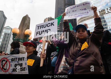 Démonstration de midi au Trump Tower à Chicago le jour de la première visite du Président Trump à Chicago depuis son entrée en fonction. Banque D'Images