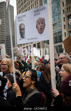 Démonstration de midi au Trump Tower à Chicago le jour de la première visite du Président Trump à Chicago depuis son entrée en fonction. Banque D'Images