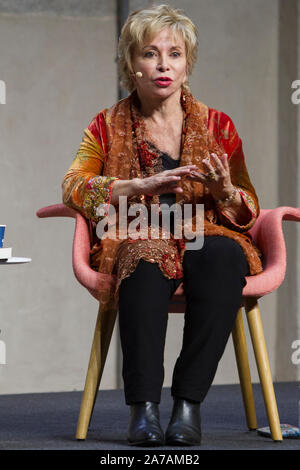 Portrait de l'écrivain chilien Isabel Allende lors d'un lancement de livre en 2019 en Italie Banque D'Images