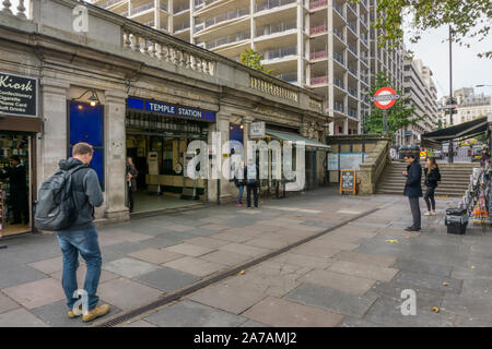 La station de métro Temple à Westminster est sur les lignes Circle et District. La station est ouverte en 1870. Banque D'Images