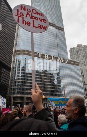 Démonstration de midi au Trump Tower à Chicago le jour de la première visite du Président Trump à Chicago depuis son entrée en fonction. Banque D'Images