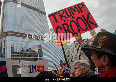 Démonstration de midi au Trump Tower à Chicago le jour de la première visite du Président Trump à Chicago depuis son entrée en fonction. Banque D'Images