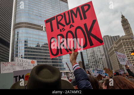 Démonstration de midi au Trump Tower à Chicago le jour de la première visite du Président Trump à Chicago depuis son entrée en fonction. Banque D'Images