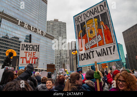 Démonstration de midi au Trump Tower à Chicago le jour de la première visite du Président Trump à Chicago depuis son entrée en fonction. Banque D'Images