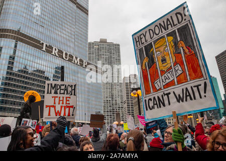 Démonstration de midi au Trump Tower à Chicago le jour de la première visite du Président Trump à Chicago depuis son entrée en fonction. Banque D'Images